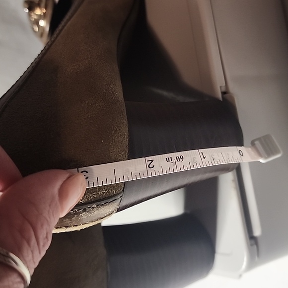 Tory Burch Brown Suede Heels with Logo Detail - Picture 4 of 6